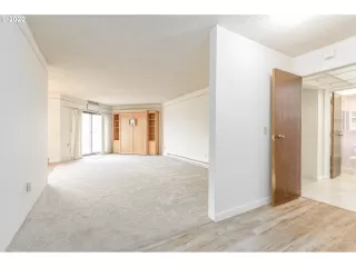 Photo #5: 20520168 Listing