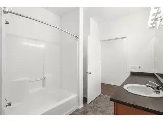 Photo #4: 20521795 Listing