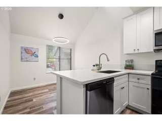 Photo #4: 20523349 Listing