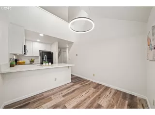 Photo #6: 20523349 Listing