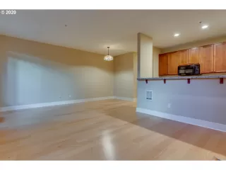 Photo #5: 20525401 Listing