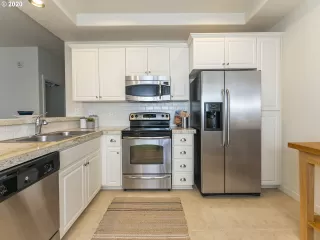 Photo #5: 20527612 Listing