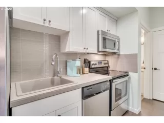 Photo #5: 20547872 Listing
