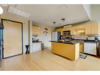 Photo #4: 205480740 Listing