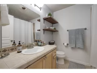 Photo #5: 20549296 Listing