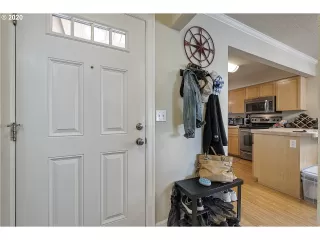 Photo #6: 20549296 Listing