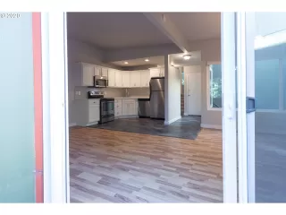 Photo #5: 20549326 Listing