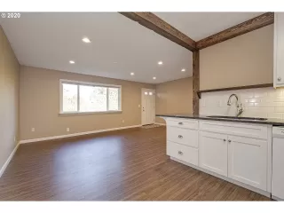 Photo #6: 20552665 Listing