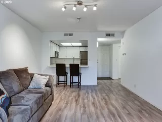 Photo #6: 20553064 Listing