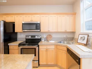 Photo #4: 20553396 Listing