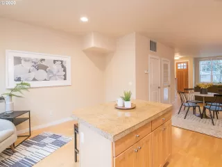 Photo #5: 20553396 Listing