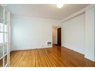 Photo #5: 20559093 Listing