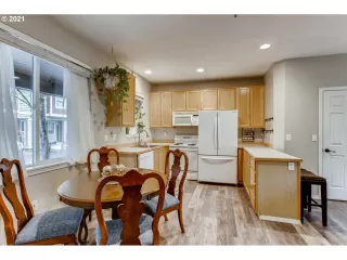 Photo #5: 20561227 Listing