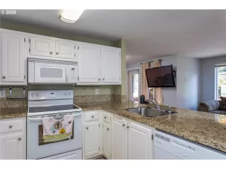 Photo #5: 20562822 Listing