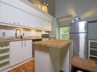 Photo #5: 20562840 Listing