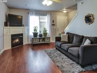 Photo #5: 20565940 Listing