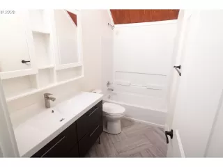 Photo #5: 20565972 Listing