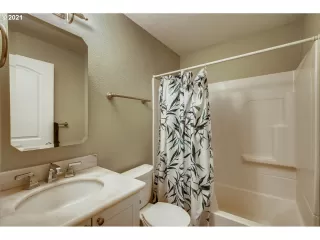 Photo #6: 20568153 Listing