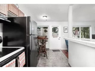 Photo #4: 20568190 Listing