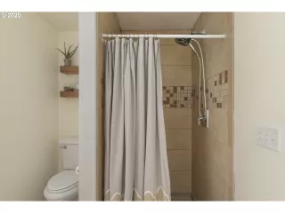 Photo #6: 20580299 Listing