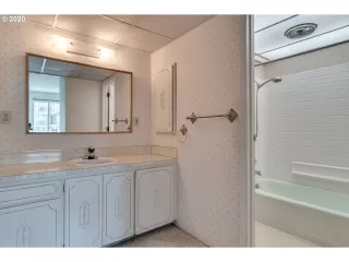 Photo #5: 20583605 Listing