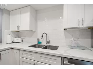 Photo #5: 205838162 Listing
