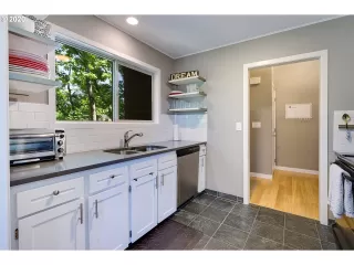 Photo #5: 20588328 Listing