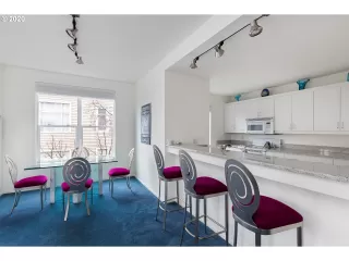 Photo #4: 20589912 Listing