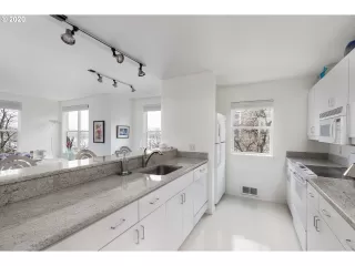 Photo #6: 20589912 Listing