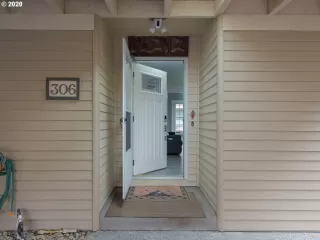 Photo #5: 20590343 Listing