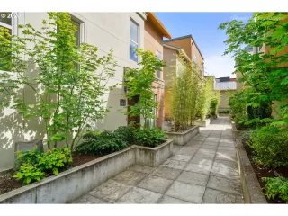 Photo #4: 20590353 Listing