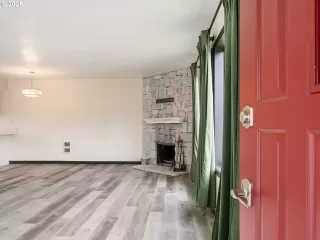 Photo #6: 205921612 Listing