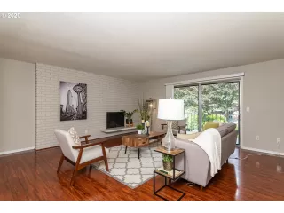 Photo #5: 20596186 Listing