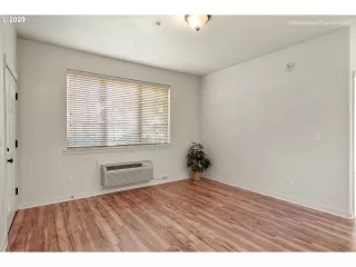 Photo #6: 20596843 Listing