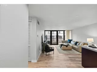 Photo #4: 205980598 Listing