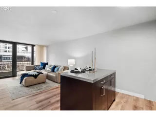 Photo #5: 205980598 Listing