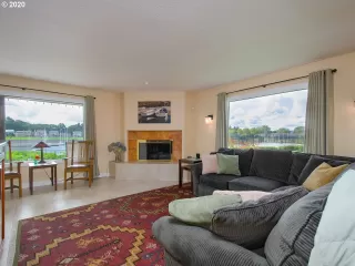 Photo #5: 20598235 Listing