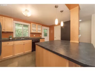 Photo #5: 20599500 Listing