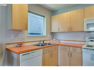 Photo #4: 20599579 Listing