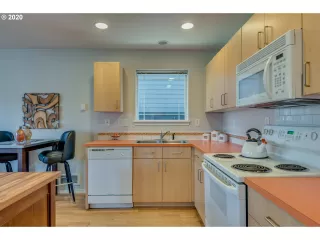 Photo #5: 20599579 Listing