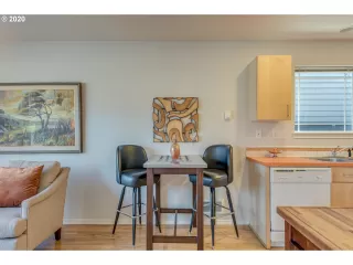 Photo #6: 20599579 Listing