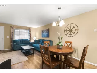 Photo #6: 20599732 Listing