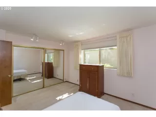 Photo #5: 20599906 Listing