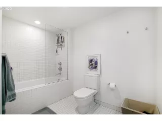 Photo #6: 20599998 Listing