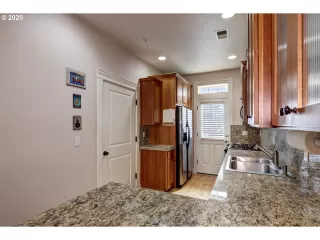 Photo #4: 20606805 Listing