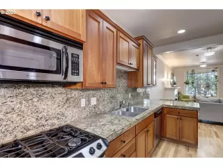 Photo #6: 20606805 Listing