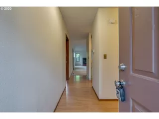 Photo #4: 20611387 Listing