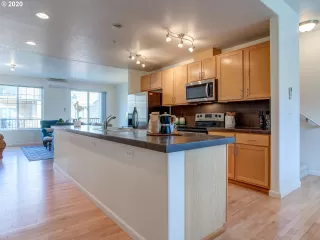 Photo #5: 20613283 Listing