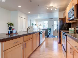 Photo #6: 20613283 Listing