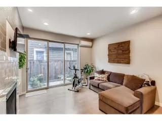 Photo #6: 20615614 Listing